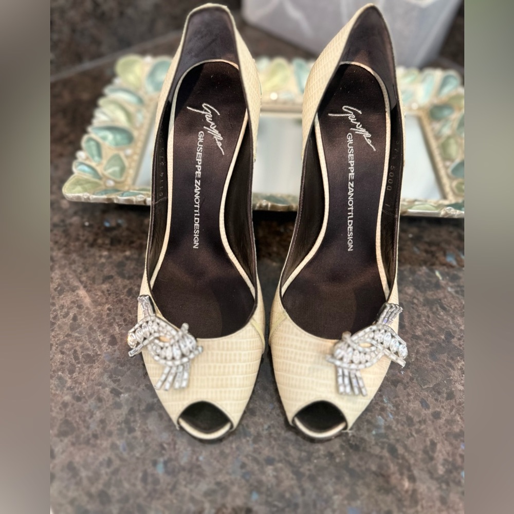 Giuseppe Zanotti off-white/beige peep toe heels
